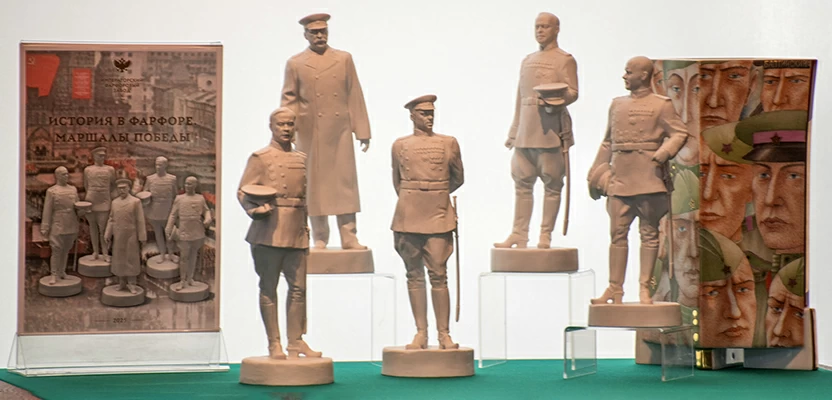 Потомкам великих военачальников вручили фарфоровые скульптуры Маршалов Победы 