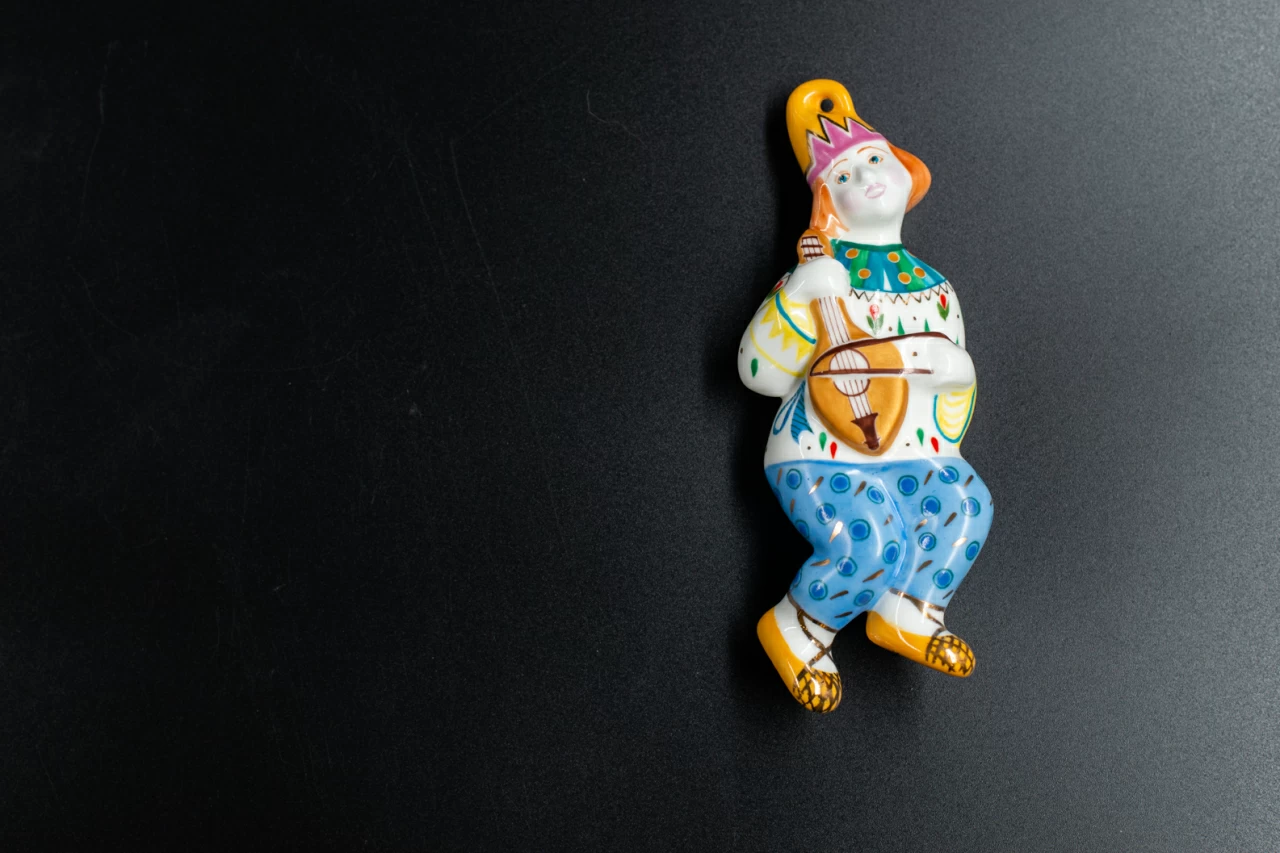 Игрушка (подвеска) Скоморох с гудком Миша-певец, арт 60.14827.00.5, 