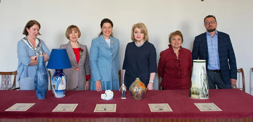 ИФЗ передал в дал Русскому музею шесть произведений современных художников
