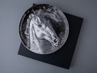 Декоративная тарелка 300 мм в подарочной упаковке, форма Восточная рисунок Черный мустанг, арт 81.34275.00.1