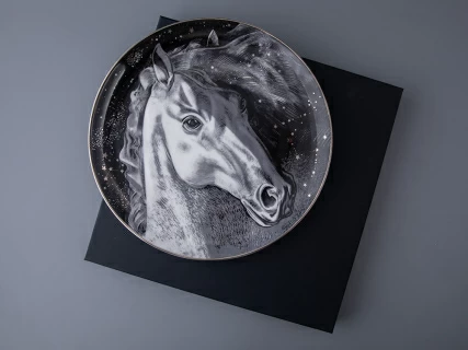 Декоративная тарелка 300 мм в подарочной упаковке, форма Восточная рисунок Черный мустанг, арт 81.34275.00.1, 