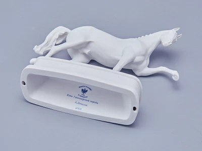 Скульптура в подарочной упаковке, форма Конь Ганноверский, рисунок Белый арт. 81.23029.00.1