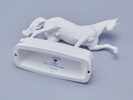 Скульптура в подарочной упаковке, форма Конь Ганноверский, рисунок Белый арт. 81.23029.00.1, 