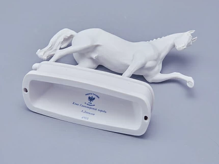 Скульптура в подарочной упаковке, форма Конь Ганноверский, рисунок Белый арт. 81.23029.00.1