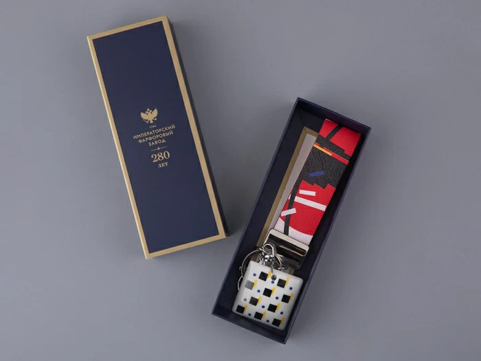 Брелок подвеска в подарочной упаковке, форма Квадрат, рисунок Супрематический пояс, арт 81.33233.00.1,  Брелок подвеска в подарочной упаковке, форма Квадрат, рисунок Супрематический пояс, арт 81.33233.00.1,