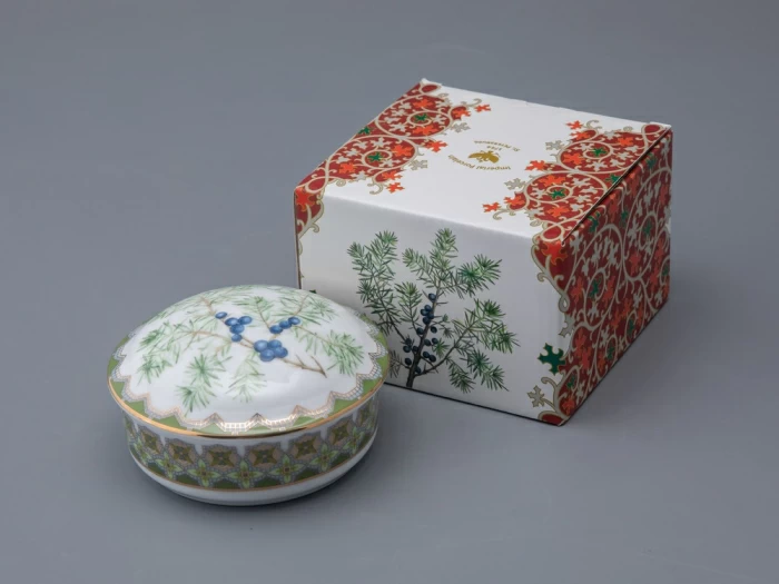 Туалетная коробочка в подарочной упаковке, форма Круглая, рисунок Можжевельник ароматный, арт 81.33955.00.1, 