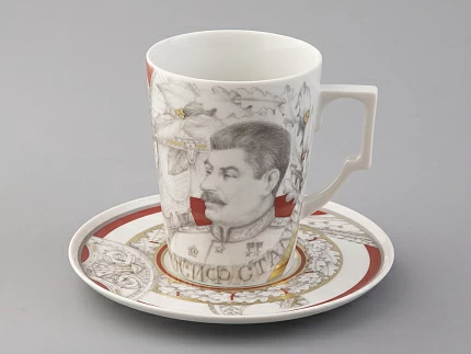 Бокал с блюдцем в подарочной упаковке, форма Гранд, рисунок Маршалы Победы. Иосиф Сталин, арт. 81.33241.00.1 Бокал с блюдцем в подарочной упаковке, форма Гранд, рисунок Маршалы Победы. Иосиф Сталин, арт. 81.33241.00.1