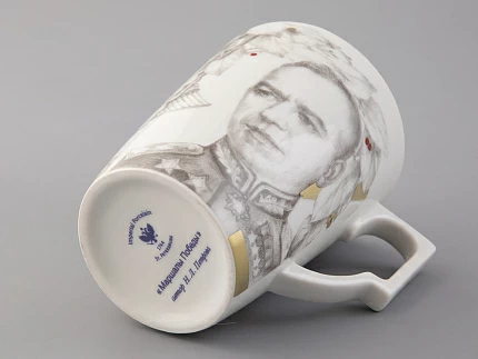 Бокал с блюдцем в подарочной упаковке, форма Гранд, рисунок Маршалы Победы Георгий Жуков, арт. 81.33243.00.1 Бокал с блюдцем в подарочной упаковке, форма Гранд, рисунок Маршалы Победы Георгий Жуков, арт. 81.33243.00.1