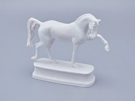 Скульптура в подарочной упаковке, форма Конь Ганноверский, рисунок Белый арт. 81.23029.00.1