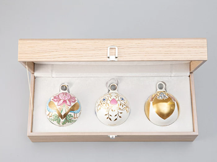 Подарочный набор Ёлочных украшений, форма Шар с петелькой 80мм рисунок Рождественский подарок арт. 81.29936.00.1, 