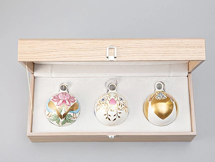 Подарочный набор Ёлочных украшений, форма Шар с петелькой 80мм рисунок Рождественский подарок арт. 81.29936.00.1