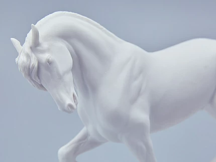 Скульптура в подарочной упаковке, форма Конь Фризской породы, рисунок Белый арт 81.18591.00.1