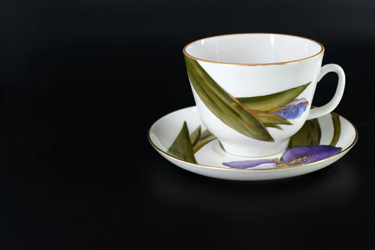 Чашка с блюдцем Фиолетовый ирис, на форме Подарочная, арт 41.00173.00.1, 