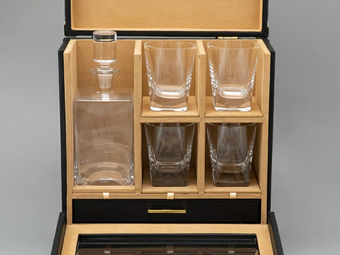 Подарочный набор Кожаный чемодан мини-бар Status черный  арт. 81.31188.00.1, 