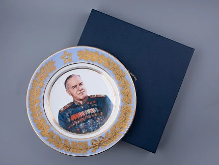 Тарелка декоративная 270 мм в подарочной упаковке, форма Европейская-3 рисунок Маршалы Победы. Жуков Г.К., арт. 81.33507.00.1 Тарелка декоративная 270 мм в подарочной упаковке, форма Европейская-3 рисунок Маршалы Победы. Жуков Г.К., арт. 81.33507.00.1