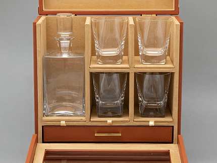 Подарочный набор Кожаный чемодан мини-бар Status коричневый арт. 81.31189.00.1 Подарочный набор Кожаный чемодан мини-бар Status коричневый арт. 81.31189.00.1