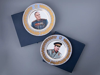 Тарелка декоративная 270 мм в подарочной упаковке, форма Европейская-3 рисунок Маршалы Победы. Сталин И.В., арт. 81.33506.00.1