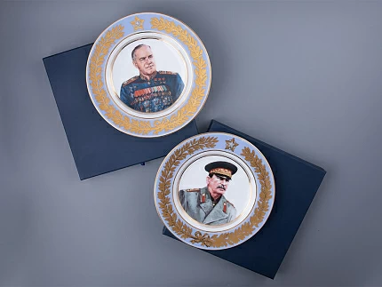 Тарелка декоративная 270 мм в подарочной упаковке, форма Европейская-3 рисунок Маршалы Победы. Сталин И.В., арт. 81.33506.00.1 Тарелка декоративная 270 мм в подарочной упаковке, форма Европейская-3 рисунок Маршалы Победы. Сталин И.В., арт. 81.33506.00.1