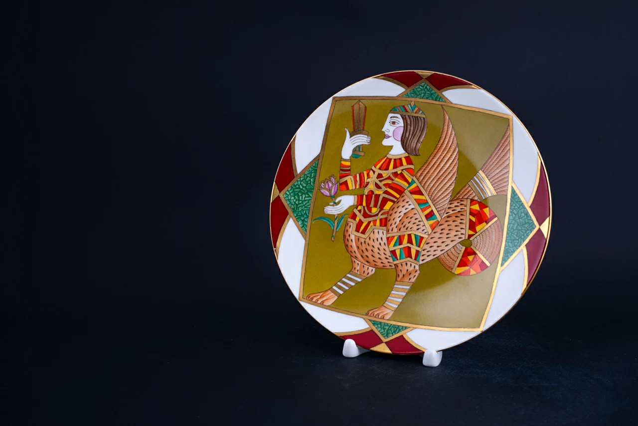 Декоративная тарелка Человек-дракон на форме Эллипс, арт 80.52043.00.1, 