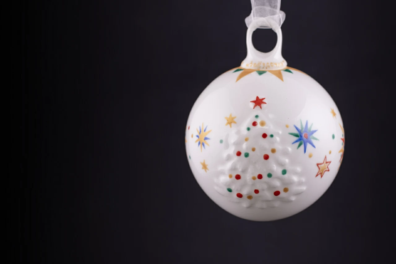 Елочная игрушка Шар с елкой, рисунок Звездочки, арт 60.21173.00.1, 