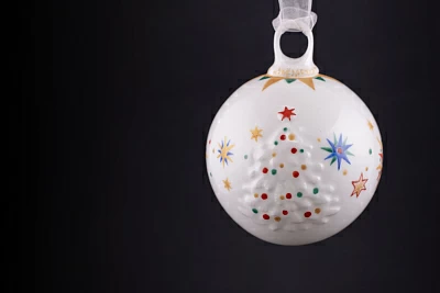 Елочная игрушка Шар с елкой, рисунок Звездочки, арт 60.21173.00.1
