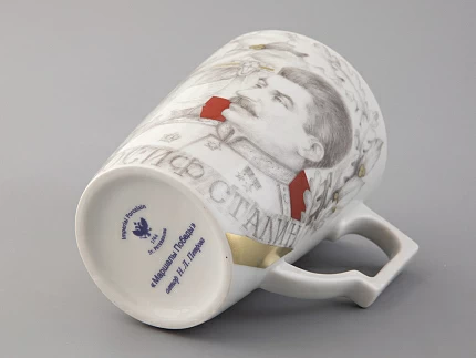 Бокал с блюдцем в подарочной упаковке, форма Гранд, рисунок Маршалы Победы. Иосиф Сталин, арт. 81.33241.00.1 Бокал с блюдцем в подарочной упаковке, форма Гранд, рисунок Маршалы Победы. Иосиф Сталин, арт. 81.33241.00.1