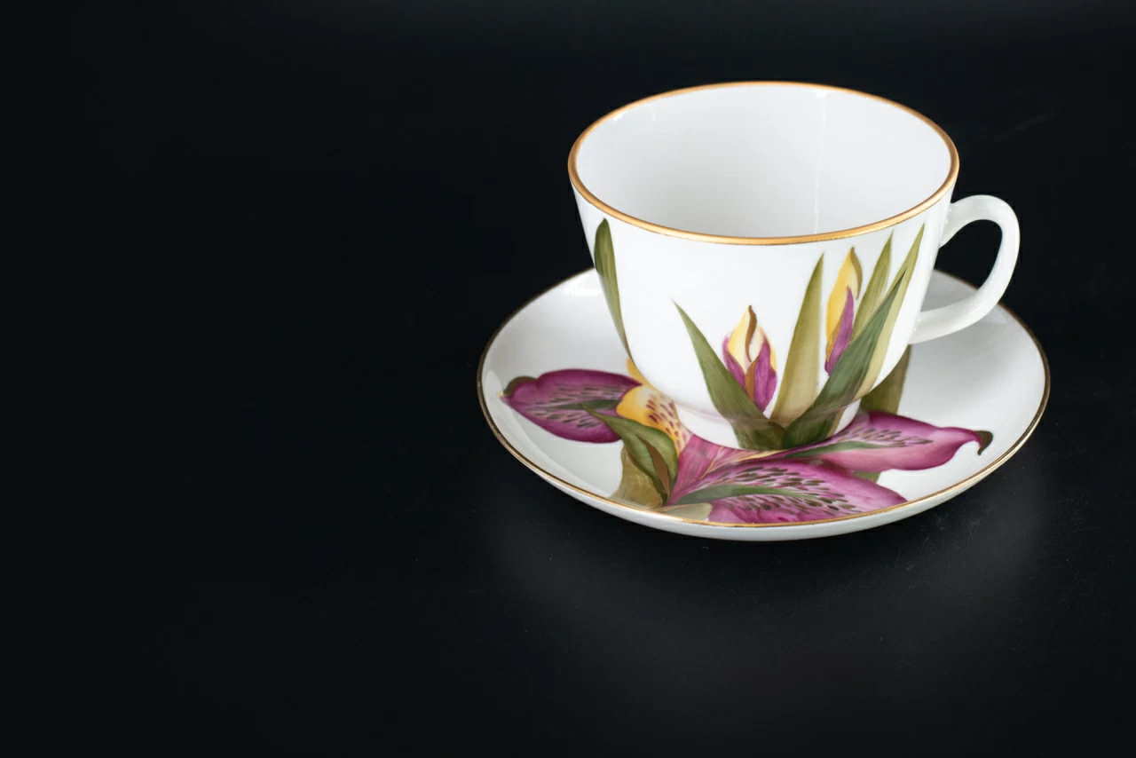 Чашка с блюдцем Пурпурный день, на форме Подарочная, арт 41.00176.00.1, 