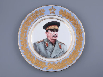 Тарелка декоративная 270 мм в подарочной упаковке, форма Европейская-3 рисунок Маршалы Победы. Сталин И.В., арт. 81.33506.00.1,  Тарелка декоративная 270 мм в подарочной упаковке, форма Европейская-3 рисунок Маршалы Победы. Сталин И.В., арт. 81.33506.00.1,