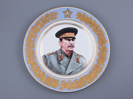 Тарелка декоративная 270 мм в подарочной упаковке, форма Европейская-3 рисунок Маршалы Победы. Сталин И.В., арт. 81.33506.00.1 Тарелка декоративная 270 мм в подарочной упаковке, форма Европейская-3 рисунок Маршалы Победы. Сталин И.В., арт. 81.33506.00.1