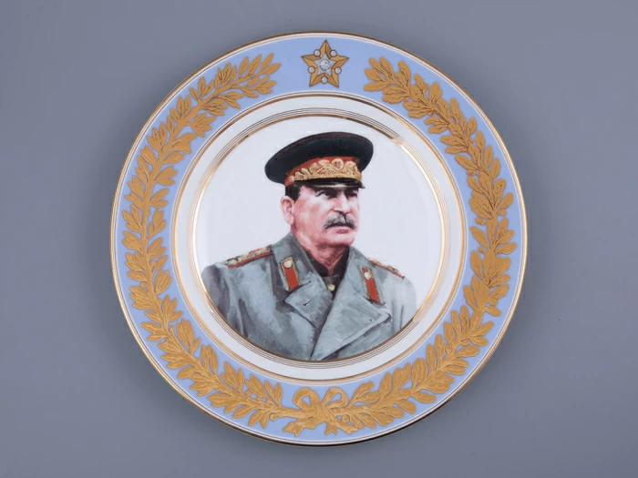 Тарелка декоративная 270 мм в подарочной упаковке, форма Европейская-3 рисунок Маршалы Победы. Сталин И.В., арт. 81.33506.00.1,  Тарелка декоративная 270 мм в подарочной упаковке, форма Европейская-3 рисунок Маршалы Победы. Сталин И.В., арт. 81.33506.00.1,