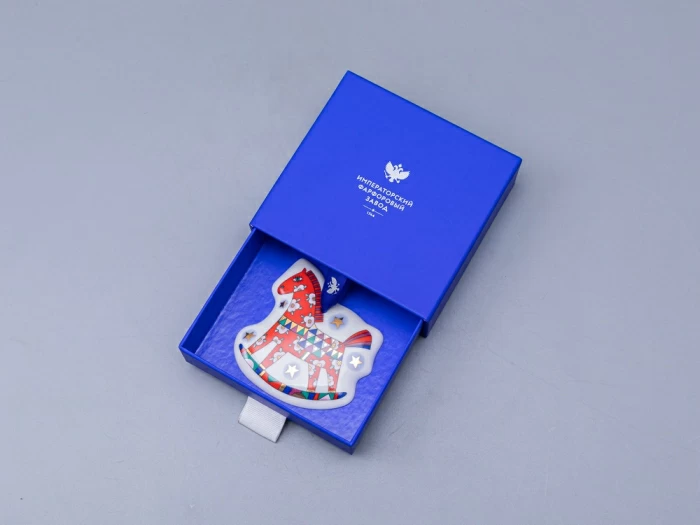 Елочная игрушка в подарочной упаковке форма Лошадка рисунок Красная, арт. 81.34341.00.1,  Елочная игрушка в подарочной упаковке форма Лошадка рисунок Красная, арт. 81.34341.00.1,