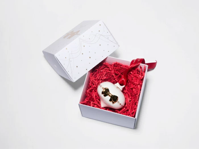 Елочная игрушка в подарочной упаковке, форма Луковица, рисунок Золотой бант, арт. 81.33930.00.1, 