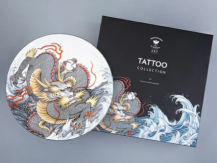 Декоративная тарелка в подарочной упаковке 300 мм, форма Восточная рисунок TATTOO Dragon арт. 81.31626.00.1 Декоративная тарелка в подарочной упаковке 300 мм, форма Восточная рисунок TATTOO Dragon арт. 81.31626.00.1