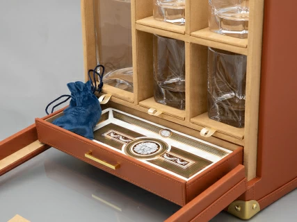 Подарочный набор Кожаный чемодан мини-бар Status коричневый арт. 81.31189.00.1, 