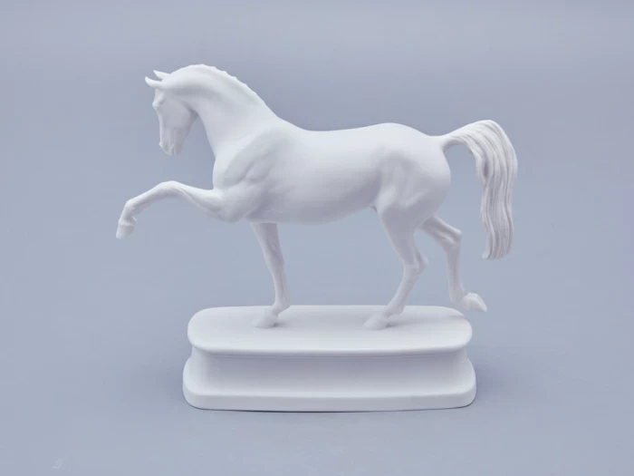 Скульптура в подарочной упаковке, форма Конь Ганноверский, рисунок Белый арт. 81.23029.00.1, 