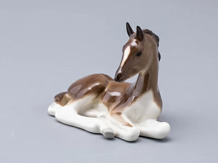 Скульптура Жеребенок лежащий (гнедой) арт. 82.01030.00.1