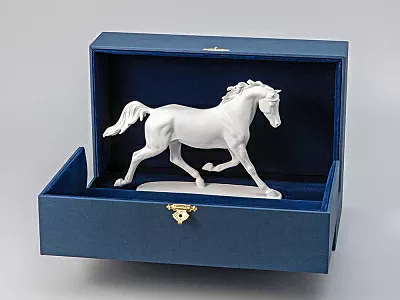 Конь Арабской породы Белый в подарочной упаковке арт. 81.18628.00.1