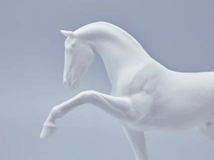 Скульптура в подарочной упаковке, форма Конь Ганноверский, рисунок Белый арт. 81.23029.00.1, 