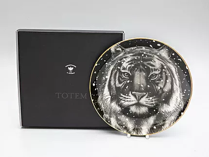 Декоративная тарелка 300 мм в подарочной упаковке, форма Эллипс 2, рисунок Тотем Тигр арт. 81.30083.00.1