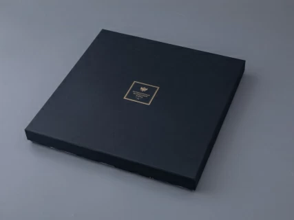 Декоративная тарелка 300 мм в подарочной упаковке, форма Восточная рисунок Черный мустанг, арт 81.34275.00.1, 