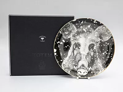 Декоративная тарелка 300 мм в подарочной упаковке, форма Эллипс 2, рисунок Тотем Кабан арт. 81.26807.00.1