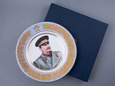 Тарелка декоративная 270 мм в подарочной упаковке, форма Европейская-3 рисунок Маршалы Победы. Сталин И.В., арт. 81.33506.00.1