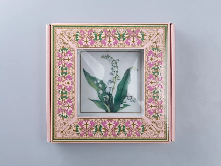 Подставка для мелочей в подарочной упаковке, форма Квадратная, рисунок Ландыш Майский, арт 81.34213.00.1 Подставка для мелочей в подарочной упаковке, форма Квадратная, рисунок Ландыш Майский, арт 81.34213.00.1