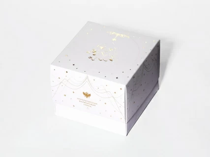 Елочная игрушка в подарочной упаковке, форма Шар с елкой, рисунок Звездопад, арт. 81.33931.00.1, 