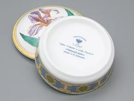 Туалетная коробочка в подарочной упаковке, форма Круглая, рисунок Нежный ирис, арт 81.33189.00.1