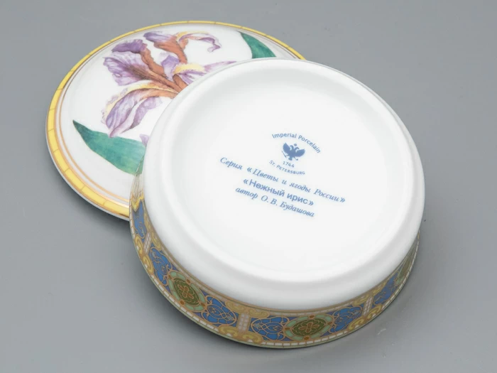 Туалетная коробочка в подарочной упаковке, форма Круглая, рисунок Нежный ирис, арт 81.33189.00.1, 