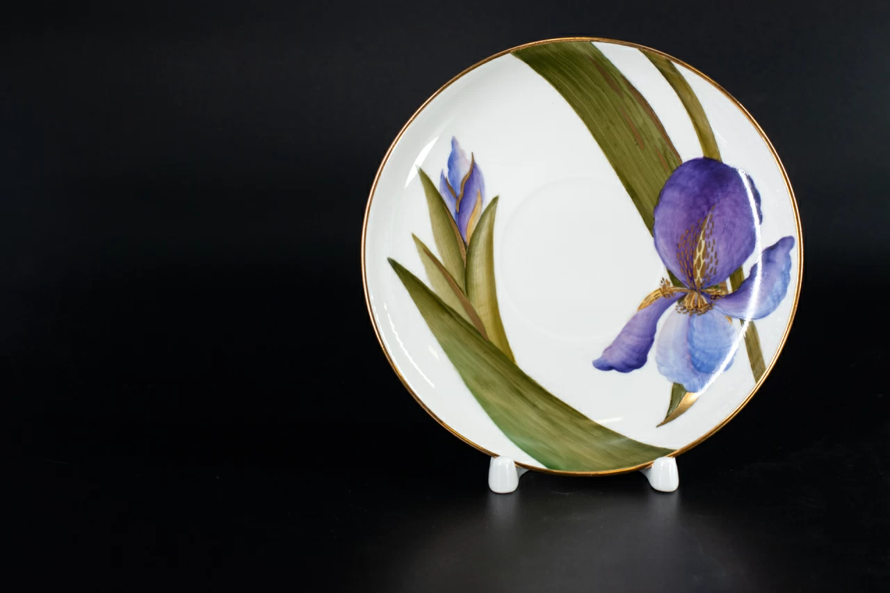 Чашка с блюдцем Фиолетовый ирис, на форме Подарочная, арт 41.00173.00.1, 