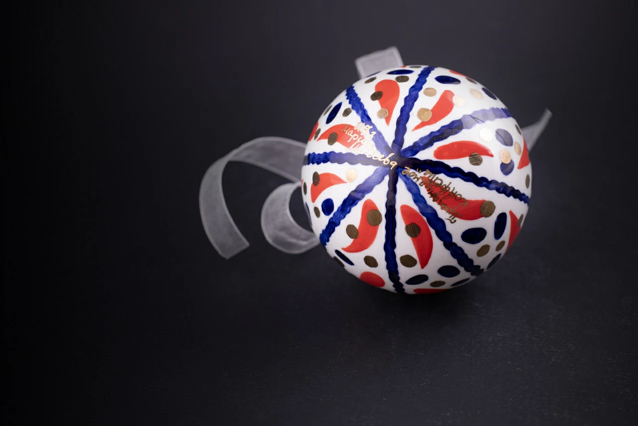 Елочная игрушка Шар, рисунок Праздничное конфетти, арт 60.15216.00.1, 