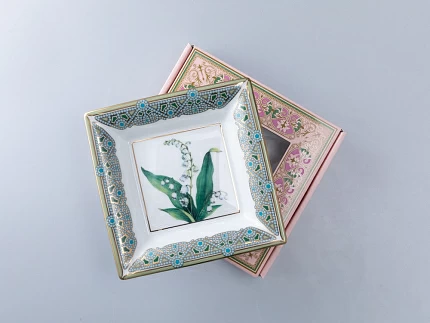 Подставка для мелочей в подарочной упаковке, форма Квадратная, рисунок Ландыш Майский, арт 81.34213.00.1 Подставка для мелочей в подарочной упаковке, форма Квадратная, рисунок Ландыш Майский, арт 81.34213.00.1