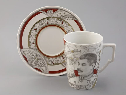 Бокал с блюдцем в подарочной упаковке, форма Гранд, рисунок Маршалы Победы. Иосиф Сталин, арт. 81.33241.00.1 Бокал с блюдцем в подарочной упаковке, форма Гранд, рисунок Маршалы Победы. Иосиф Сталин, арт. 81.33241.00.1